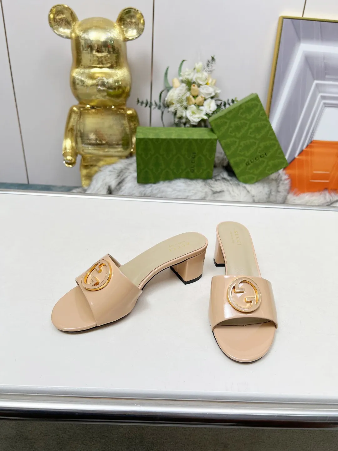 👟👟Ex-factory price 360👟👟 Genuine leather sole +40 Gucci 𝟐𝟎𝟐5 new spring and summer double G buckle round toe medium heel slippers, this G family series of slippers are so beautiful, high-end must buy~ The double G Logo is so beautiful on the feet, a classy style! The buttons have the GUCCI logo. Fabric: Cowhide Lining: Sheepskin lining Sheepskin pad Heel height: 5CM Sole: Italian genuine leather outsole Size: 35-44 [42 43 44 customized]